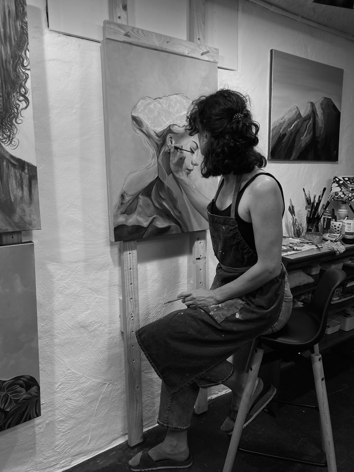 Alyona Siergieieva painting in the Designfull studio
